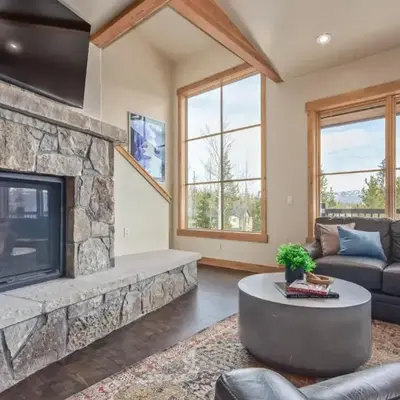 Incredible 3BR Tranquil Setting & Space to Spare