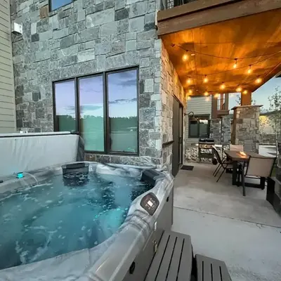 Brand New! Private hot tub