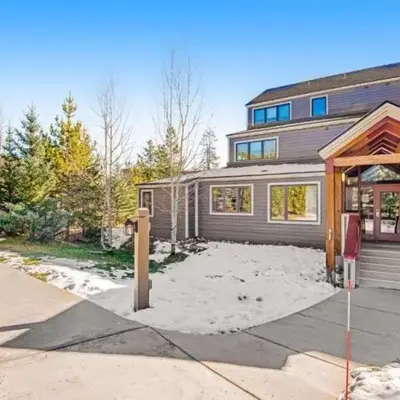 Remodeled And Oversized 2-Bedroom Condo In West Keystone With Mountain Views