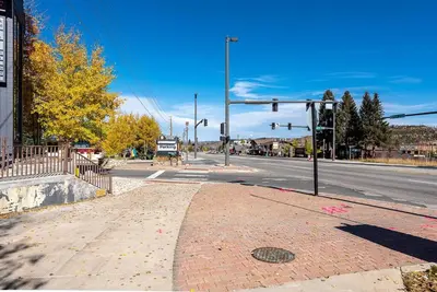 an empty street with a traffic light at an intersection at Guest Suite Downtown Winter Park GREAT LOCATION in Winter Park
