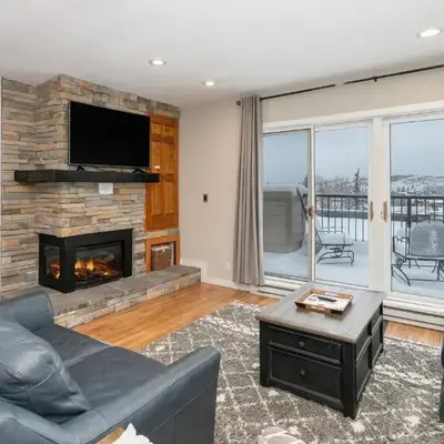 Great Location! Downtown WP with Hot Tub! Sleeps 6!