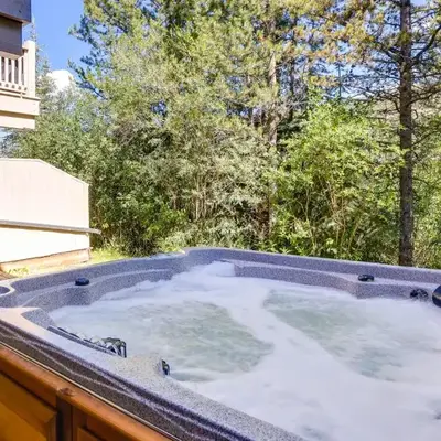 Walk to Ski Lifts Townhome with Hot Tub in Keystone