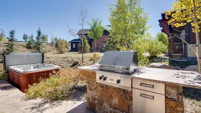 a outdoor kitchen with a stove and a grill at Blue Skies at The Shores in Breckenridge