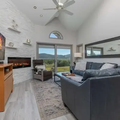 Lake Forest Lakeview Condo: Mountain Views