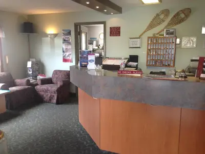 a waiting room with a counter and two chairs at Snowshoe Motel in Frisco