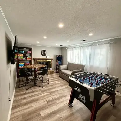 4 Bedrooms and 5 Beds with Game Room Only 5 min Drive to College and Perfect for Family's