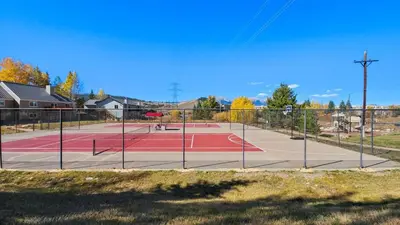 a basketball court with a basketball hoop at Manorhouse Hideaway in Dillon