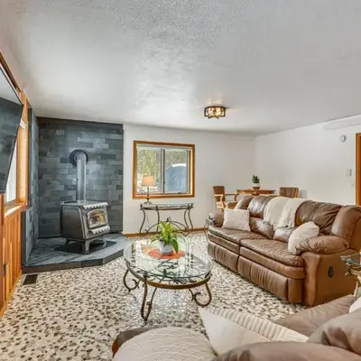 Enjoy Deck and Mtn Views Grand Lake Retreat!