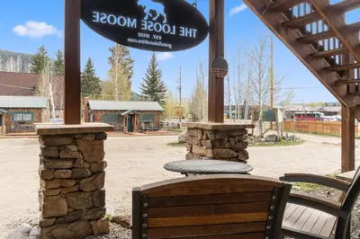 a sign for a hit at a dog park at The Loose Moose Lodge in Grand Lake