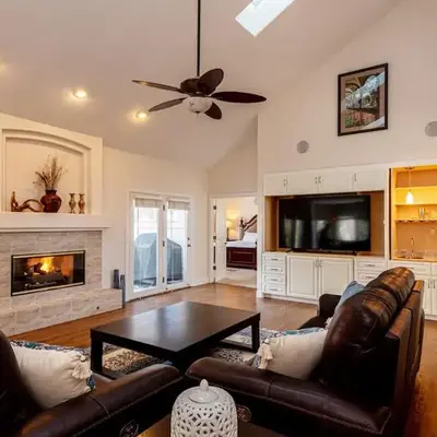 Luxurious 4BR Retreat - Pool Table & Chic Amenities