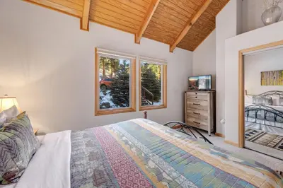 a bedroom with a bed and a window at Creekside Suites 20 by Estes Park Condos in Estes Park