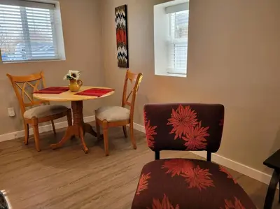 a room with a table and two chairs and a table and a table and chairs at Calm and relaxing 1 bed in Brighton