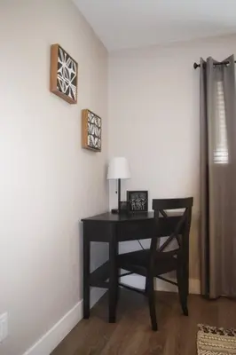 a desk with a lamp and a chair in a room at Cozy 3 bedroom in Westminster in Westminster