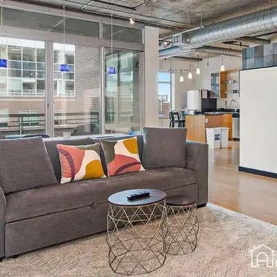 Condo w pvt balcony & gym access