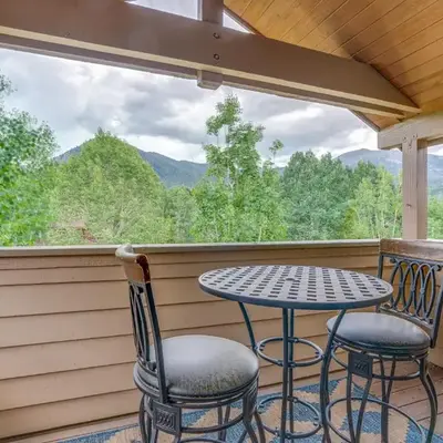 8 Mi to Skiing Mtn-View Getaway in Frisco!