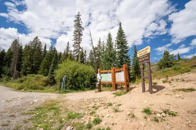 a sign on the side of a dirt road at Blue R Flats Bld 3 203 in Silverthorne