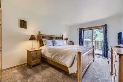 a bedroom with a bed and a window at 2652 Tenderfoot Lodge condo in Keystone