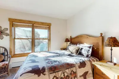 a bedroom with a bed and a window at Tenderfoot Lodge 2 Bedroom At The Mountain House Base in Keystone