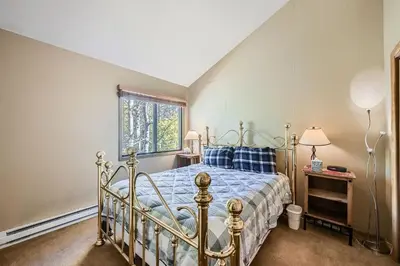 a bedroom with a bed and a window at 1147 Flying Dutchman condo in Keystone