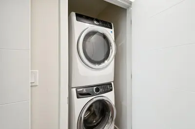 a washing machine and a dryer in a room at Urban Elegance | Espadin LoHi in Denver