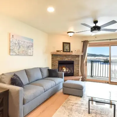 Lake Forest Mountainview Condo: Great Location