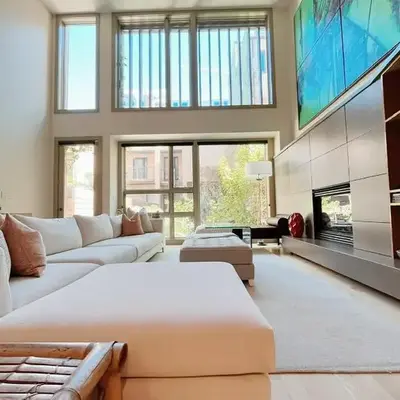 Luxe 4 bed 5 bath with Parking Walk to Capitol
