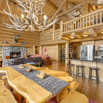 Mounticello Log Cabin - Relaxing Front Patio & Outdoor Firepit