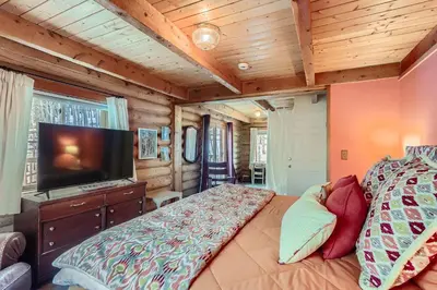 a bedroom with a bed and a flat screen tv at Valley View Vistas lodge in Nederland