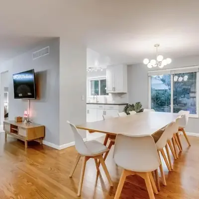 A Great Location Modern Home With A Hot Tub