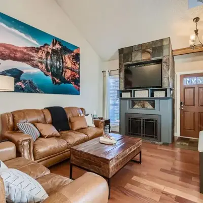 Pet Friendly Townhome WIth A Fireplace And A King Bed In Littleton