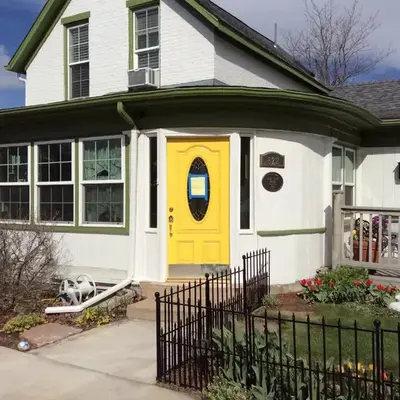 Charming Studio Apartment in the Heart of Golden