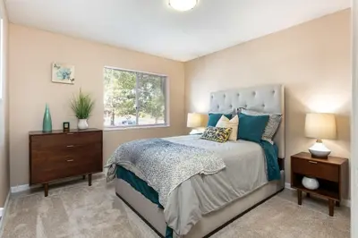 a bedroom with a bed and a window at Johnny André Velásquez gutierrez in Aurora