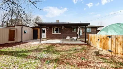 Gallery image of Spacious family home with Hockey Table & Huge Yard Escape in Denver