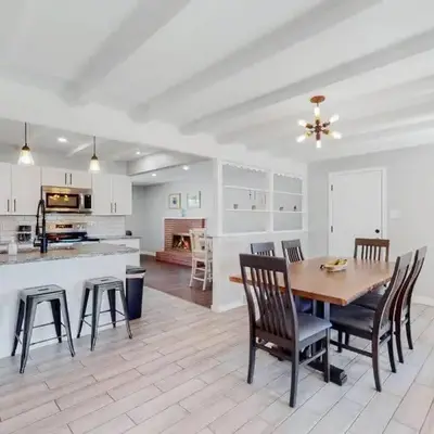 Stunning Upper Family Unit with King Beds & Yard