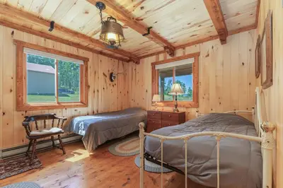a bedroom with two beds in a log cabin at Randalman House in Walden