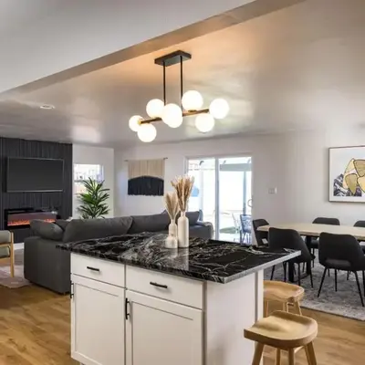 Spacious and Stylish Home with HotTub 12min to Downtown