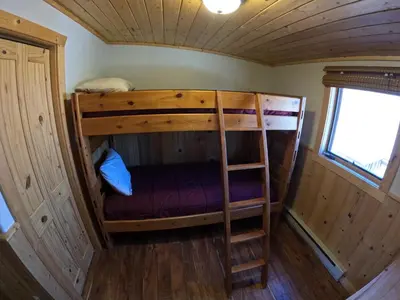 a bunk bed in a tiny house at Shadow Mountain in Grand Lake