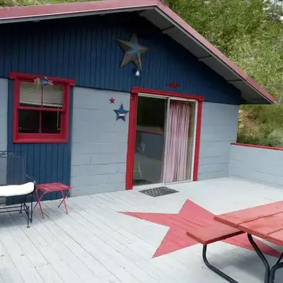 American-Themed Vacation Cabin with a Spacious Deck in Poudre Canyon near Fort Collins
