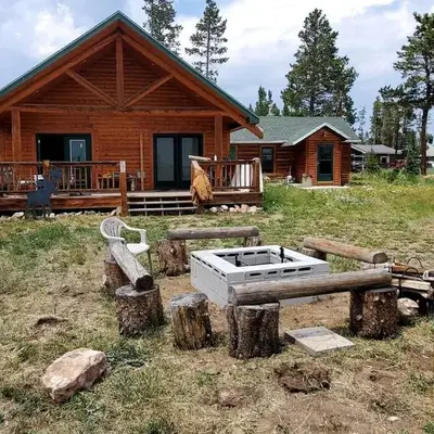 Beautiful Cabin with Fire Pit and Deck in Foxpark