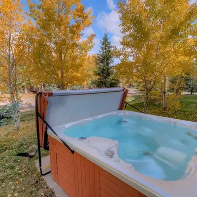 Beautiful Unit in Quiet Area with Shuttle to Slopes