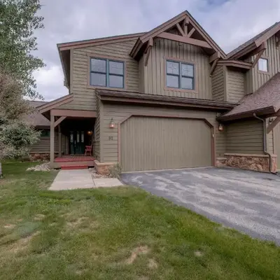 Spacious 4BR Near Trails with Shuttle to Slopes