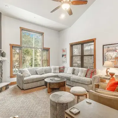 3 BDR for 10 with Pool & Hot Tub Mins to Ski Lift