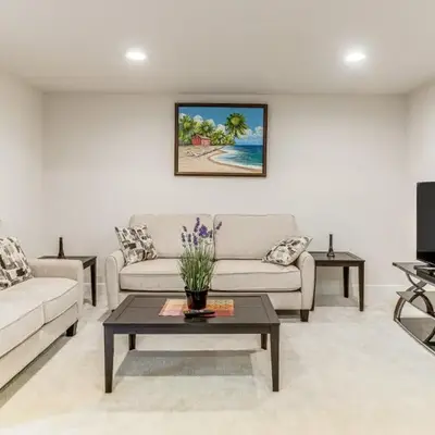 12 Mi to Hospitals Modern Apartment in Aurora!