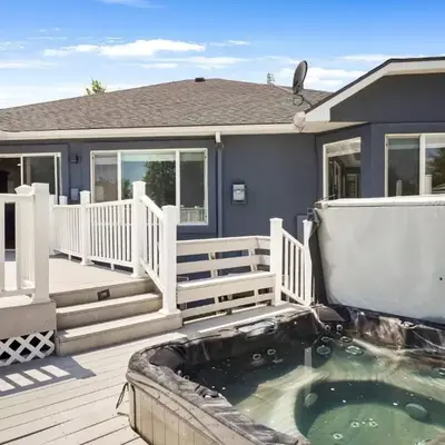 HUGE Downtown Getaway! w/Hot Tub