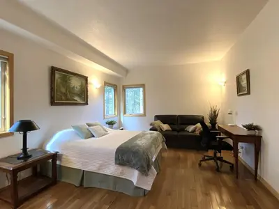 a bedroom with a bed and a couch at Echo Hills Mountain Lodge - Evergreen Mountain Top Retreat - Foothills of the Rockies in Evergreen