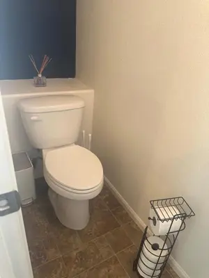 a bathroom with a white toilet in a room at Yedengel in DEN