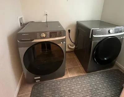 a microwave and a washing machine in a room at Yedengel in DEN