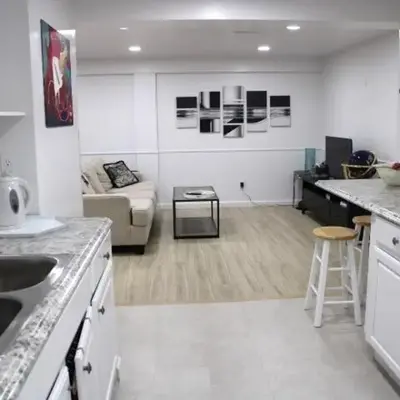 Large Guest Suite with Private-Cozy-Central 1-BD 1-BT & Kitchen