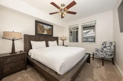 a bedroom with a bed and a ceiling fan at Premium Unit 4663 - One Bedroom withFull Kitchen - Fraser Crossing Founders Pointe condo in Winter Park