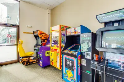 a room with arcade games and a video game at Lodge Pole Condo in Silverthorne